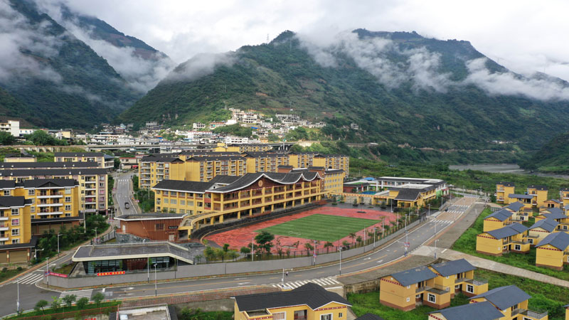 泸水市格力小学及格力幼儿园