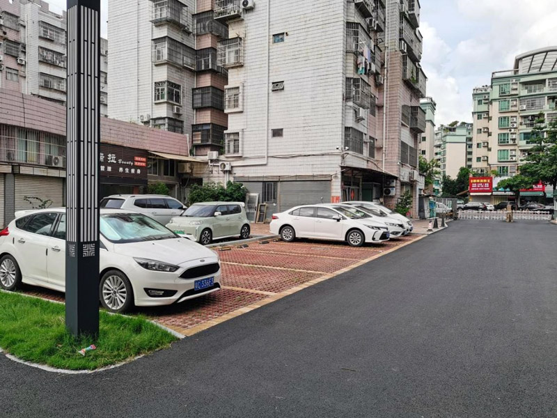植草砖停车位及沥青道路